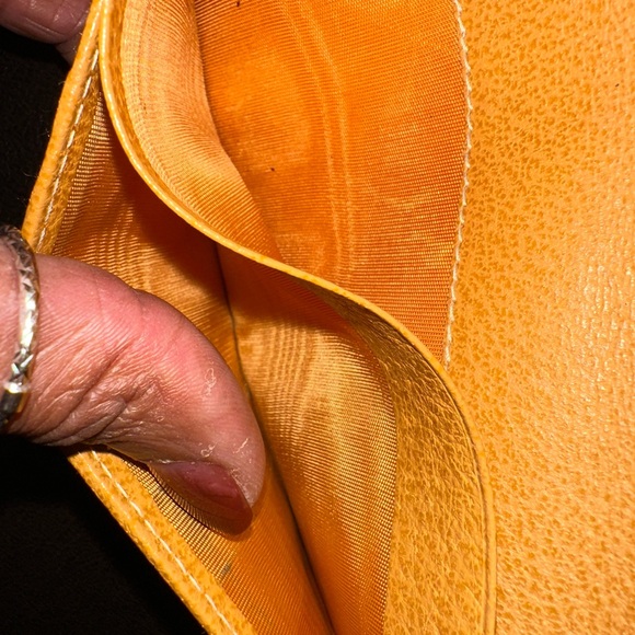 Vintage Gucci Gold Textured Leather Wallet with Metal Clasp - Picture 14 of 16